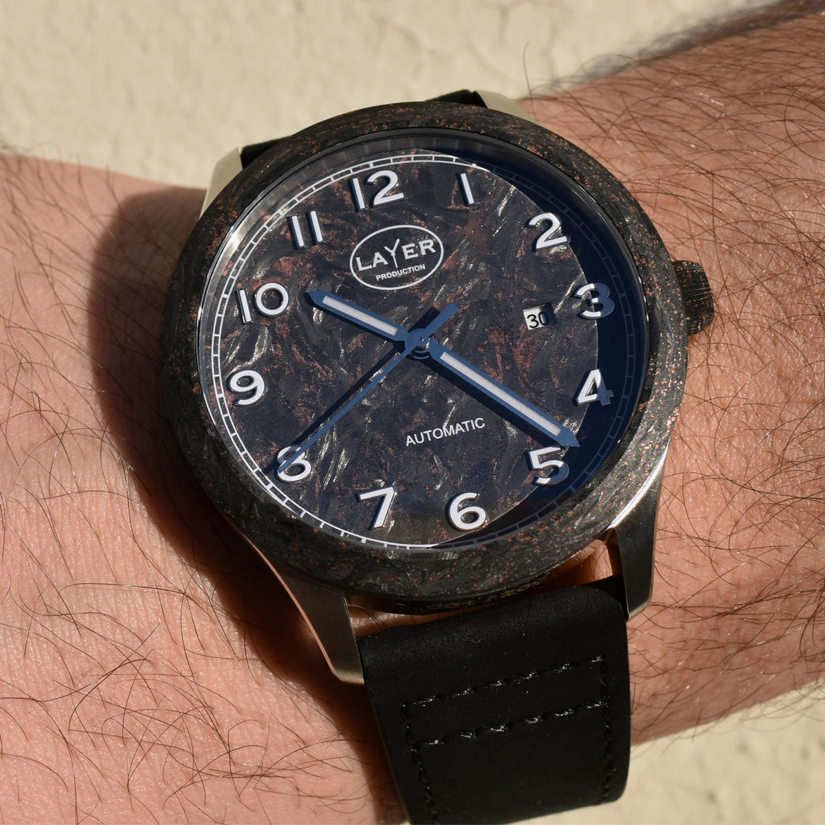 Montre automatique fibre de carbone forgée LAYER Production LWPFC - portée au poignet de 19,5 cm, bracelet cuir noir