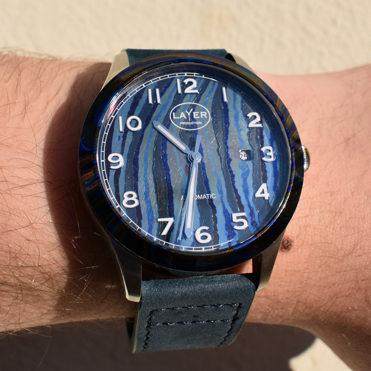 Montre automatique Mokuti titane damassé LAYER Production LWPMO - portée au poignet de 19,5 cm, bracelet cuir bleu