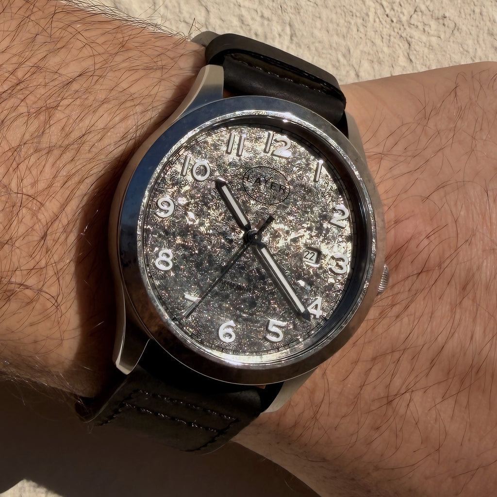 Montre automatique Titane cristallisé LAYER Production LWPCT - portée au poignet de 19,5 cm, bracelet cuir noir